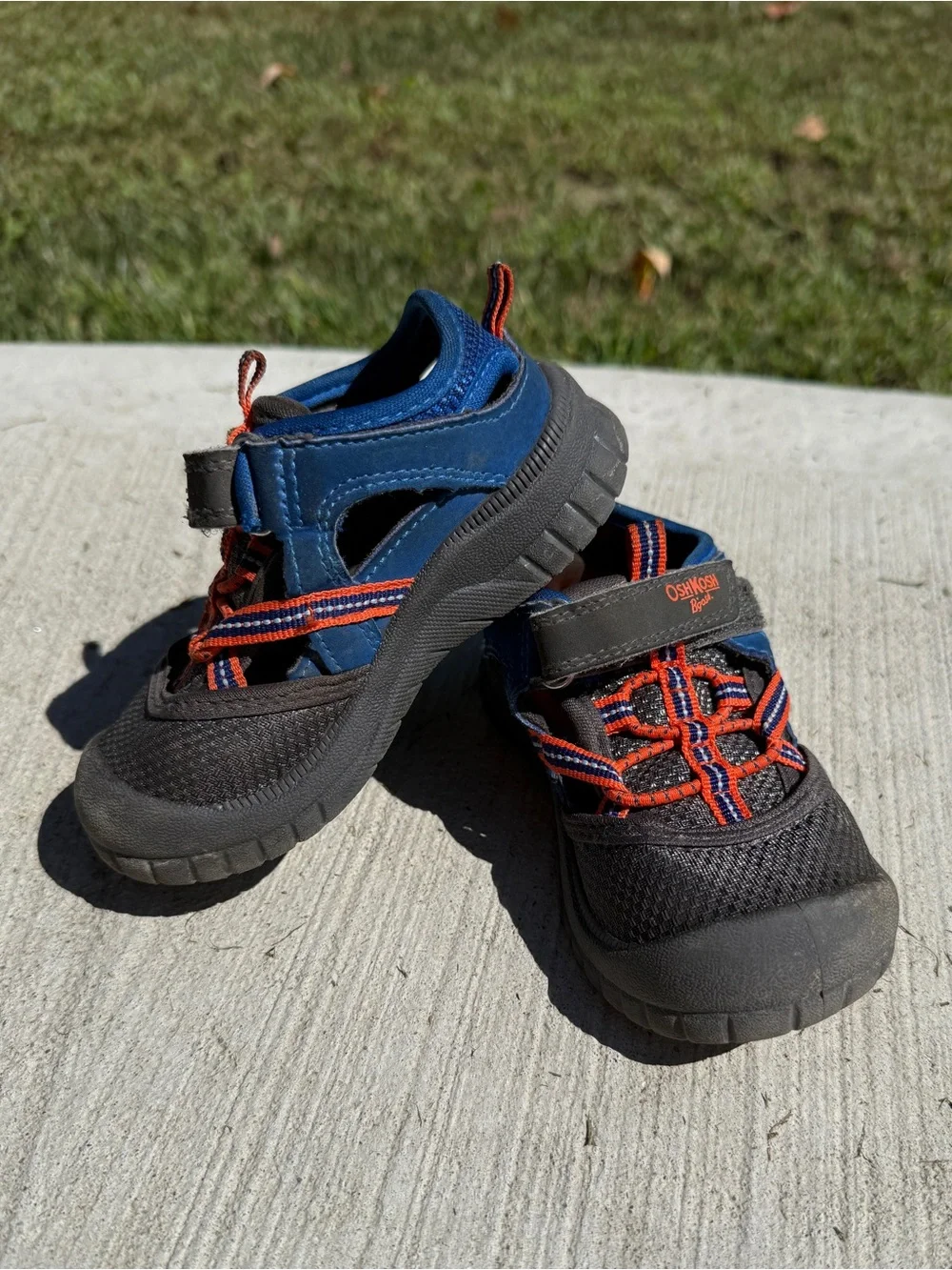 OshKosh B'gosh Boys Outdoor Shoes - size 6